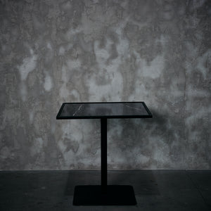 Mesa cubierta negra con fierro base cuadrada