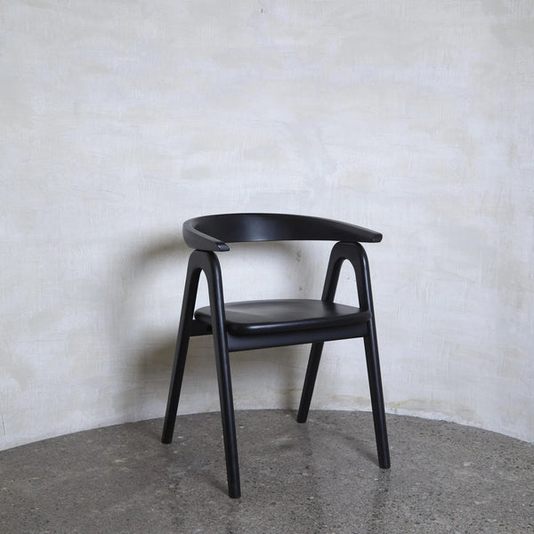 Silla Curvilínea Negra