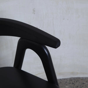 Silla Curvilínea Negra