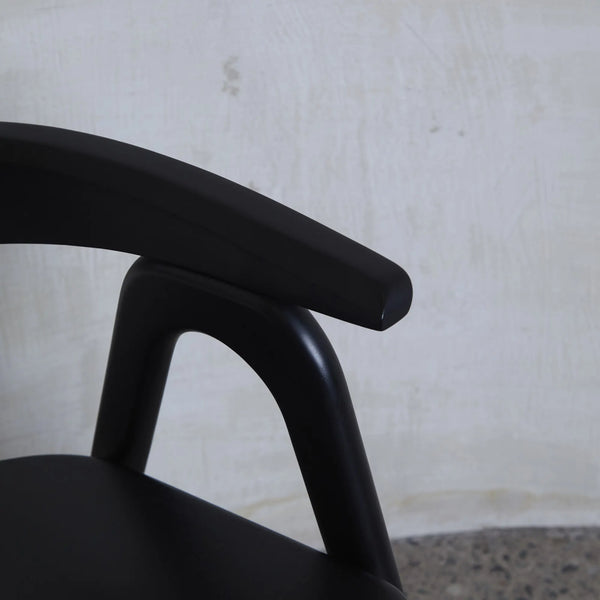 Silla Curvilínea Negra